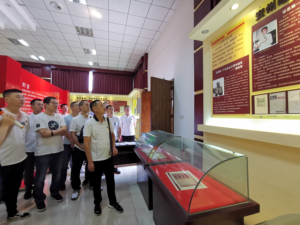 1024-氯堿分廠黨支部參觀烈士陵園紀念館_副本_副本.jpg