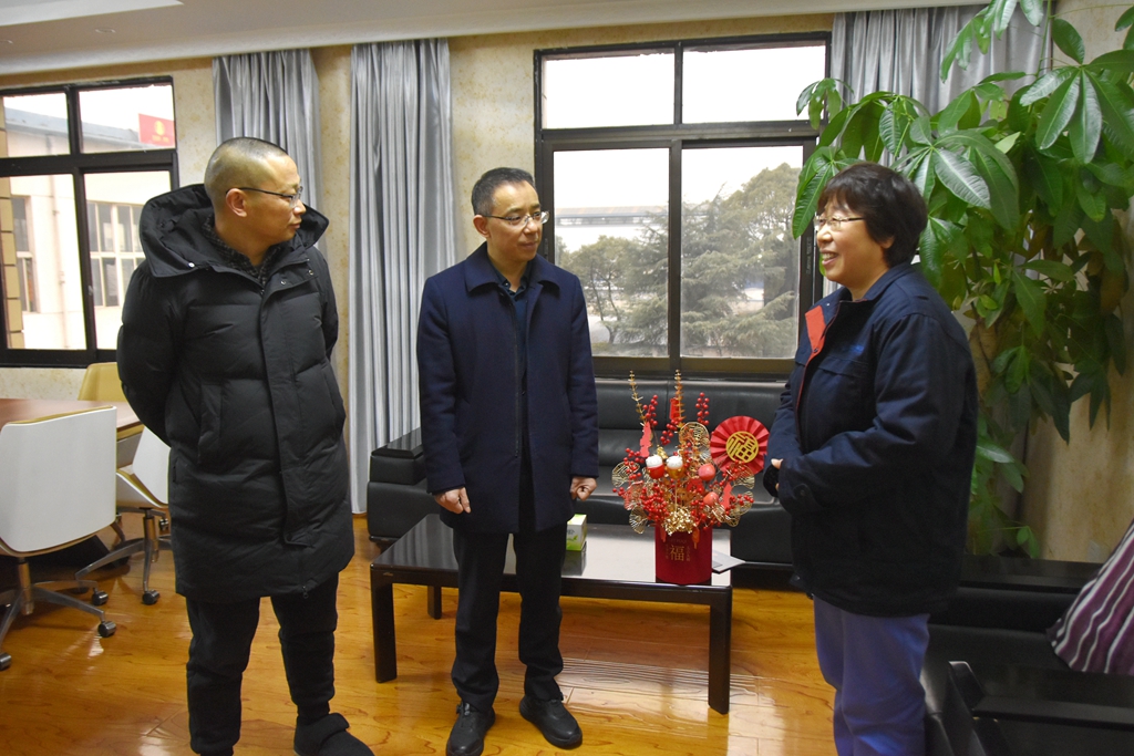 2月2日，羅江區(qū)委書記黃琦率隊(duì)到公司督導(dǎo)檢查“春節(jié)”節(jié)前安全生產(chǎn)工作，走訪慰問專家人才；公司總經(jīng)理?xiàng)钗囊憬邮芪繂枴?月18日、30日，羅江區(qū)委、政府、人大還分別慰問了公司特聘專家田愛娟和安全環(huán)保部王東梅、動力分廠趙會泉、機(jī)建分廠杜海。3..JPG