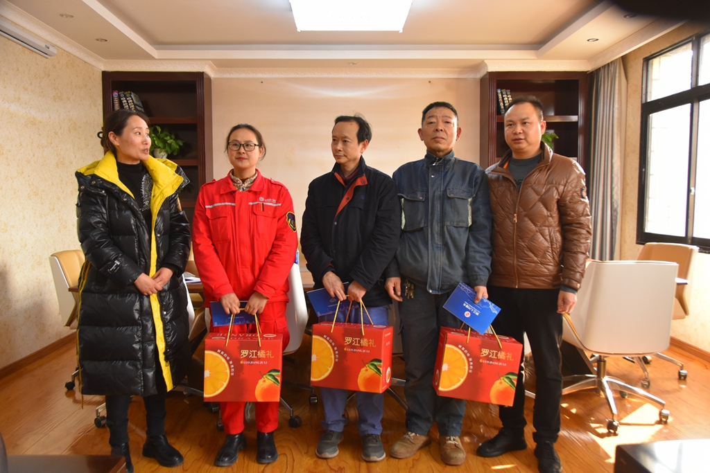 2月2日，羅江區(qū)委書記黃琦率隊(duì)到公司督導(dǎo)檢查“春節(jié)”節(jié)前安全生產(chǎn)工作，走訪慰問專家人才；公司總經(jīng)理?xiàng)钗囊憬邮芪繂枴?月18日、30日，羅江區(qū)委、政府、人大還分別慰問了公司特聘專家田愛娟和安全環(huán)保部王東梅、動力分廠趙會泉、機(jī)建分廠杜海。4.JPG